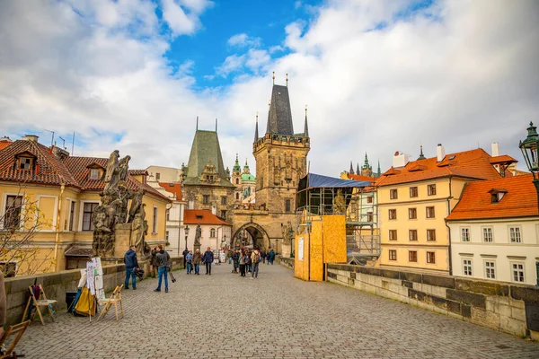 Prague, Czech Republic - 6.11.2019: Tourists walking on Charles bridge in Prague, Czech Republic — Stock Photo, Image