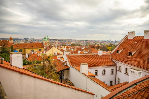 Vista de Praga telhados vermelhos do Castelo de Praga em dia nublado em Praga, República Checa — Fotografia de Stock