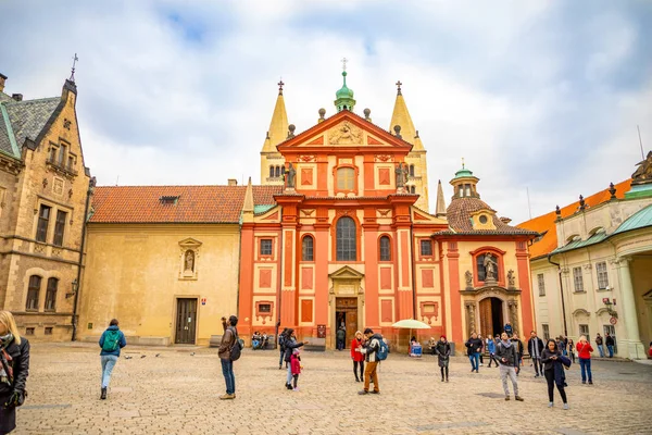 Praga, República Checa - 6.11.2019: Basílica de San Jorge - Iglesia Roja en Praga Castillo y turistas en la calle en Praga, República Checa — Foto de Stock