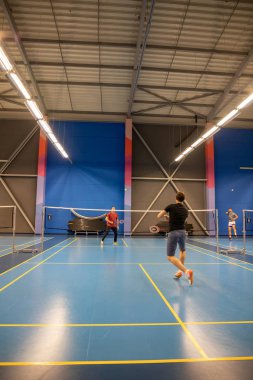 Prag, Çek Cumhuriyeti - 18.01.2020: Çek Cumhuriyeti 'nin Prag kentinde oynayan oyuncularla kapalı badminton sahaları, amatör spor