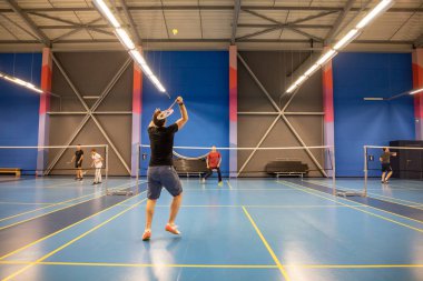 Prag, Çek Cumhuriyeti - 18.01.2020: Çek Cumhuriyeti 'nin Prag kentinde oynayan oyuncularla kapalı badminton sahaları, amatör spor