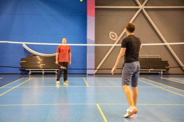 Prag, Çek Cumhuriyeti - 18.01.2020: Çek Cumhuriyeti 'nin Prag kentinde oynayan oyuncularla kapalı badminton sahaları, amatör spor