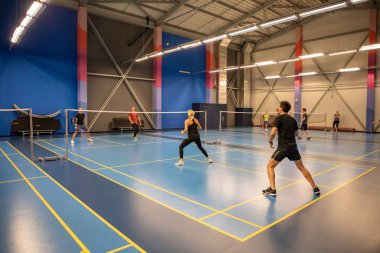 Prag, Çek Cumhuriyeti - 18.01.2020: Çek Cumhuriyeti 'nin Prag kentinde oynayan oyuncularla kapalı badminton sahaları, amatör spor