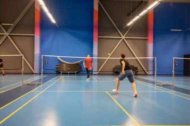 Prag, Çek Cumhuriyeti - 18.01.2020: Çek Cumhuriyeti 'nin Prag kentinde oynayan oyuncularla kapalı badminton sahaları, amatör spor