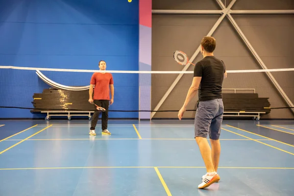Prag, Tjeckien - 18.01.2020: Inomhus badminton domstolar med spelare tävlar, amatör sport i Prag, Tjeckien — Stockfoto