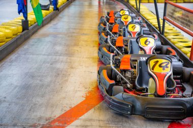 Onaylanmış sarı sayılı kart satırları açık bir pistte başlamaya hazır.