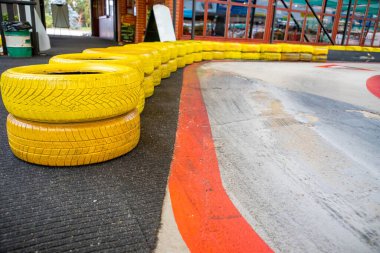 Sarı lastikler, karting pistinde güvenliktir.