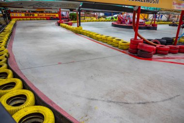Prag, Çek Cumhuriyeti - 02.02.2020: Kapalı alan go-kart pisti, arabasız ve karta başlamaya hazır, Prag, Çek Cumhuriyeti