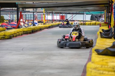 Prag, Çek Cumhuriyeti - 02.02.2020: Çek Cumhuriyeti Prag, Çek Cumhuriyeti 'nde kapalı devre go-kart pistinde mücadele eden Karting yarışçıları