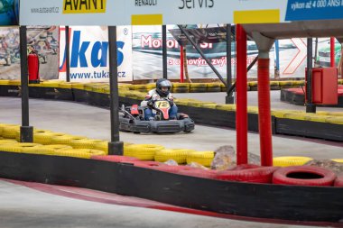 Prag, Çek Cumhuriyeti - 02.02.2020: Çek Cumhuriyeti Prag, Çek Cumhuriyeti 'nde kapalı devre go-kart pistinde mücadele eden Karting yarışçıları