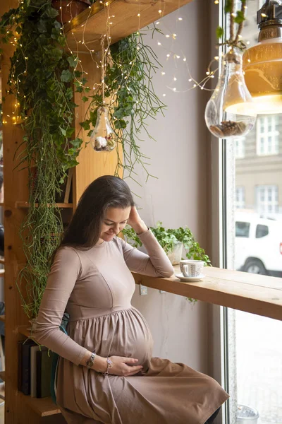Gravid Kvinna Som Sitter Med Koppen Inne Café — Stockfoto