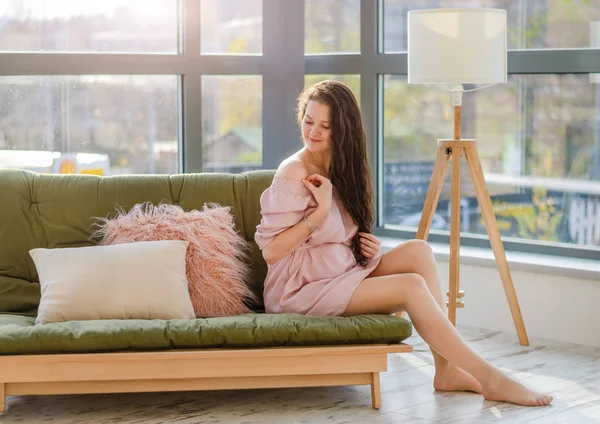 Joven Embarazada Joven Disfrutando Mañana Soleada Cerca Gran Ventana Casa —  Fotos de Stock