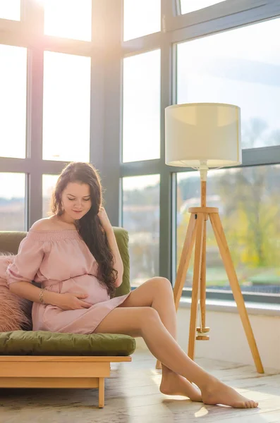 Ung Gravid Ung Kvinna Njuter Solig Morgon Nära Det Stora — Stockfoto