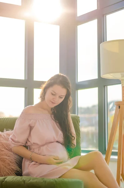 Ung Gravid Ung Kvinna Njuter Solig Morgon Nära Det Stora — Stockfoto