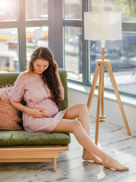 Ung Gravid Ung Kvinna Njuter Solig Morgon Nära Det Stora — Stockfoto