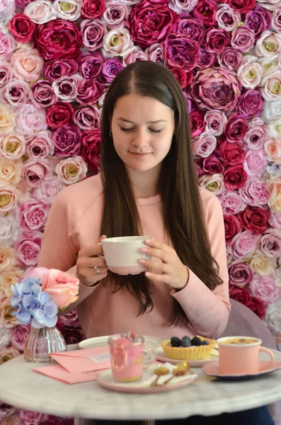 Egy Csésze Teát Kávézó Rózsa Virág Háttér — Stock Fotó