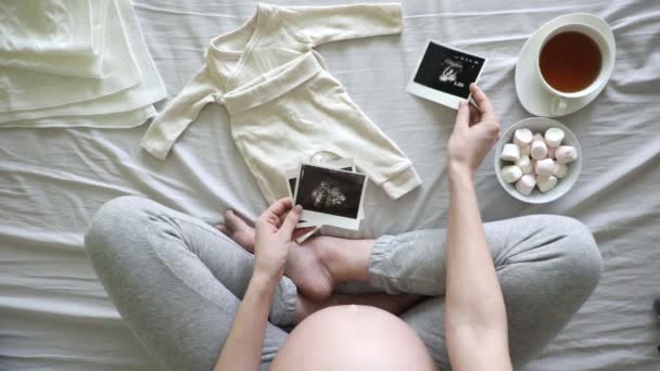 Vue Dessus Attente Femme Enceinte Dans Lit Regardant Des Échographies — Video