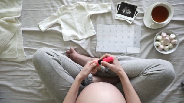 Topp Vetorett Gravide Kvinner Noterer Fødselsdato Kalenderen Hjemme Graviditet Fødselskonsept – stockvideo
