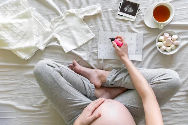 Överst Sidan Väntar Gravid Kvinna Antecknar Födelsedatum Kalendern Hemma Graviditet — Stockfoto