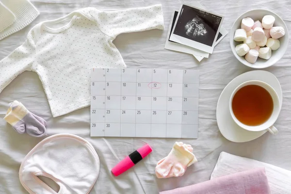 Kalender Met Verwachte Geboortedatum Van Baby Verschillende Babykledij Echografie Zwangerschap — Stockfoto