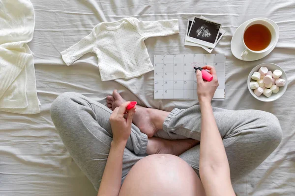 Överst Sidan Väntar Gravid Kvinna Antecknar Födelsedatum Kalendern Hemma Graviditet — Stockfoto