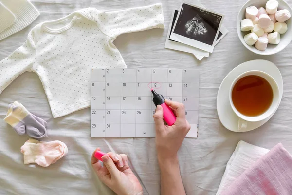 Top Vew Van Verwachting Zwangere Vrouw Notities Datum Van Geboorte — Stockfoto