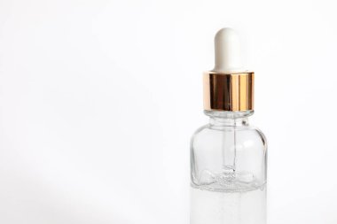 Beyaz arka planda hyalurik asit, güzellik serumu, kozmetik endüstrisinde damlatan cam maket.