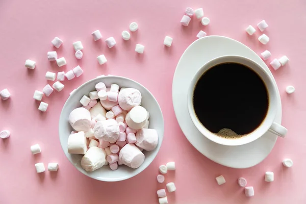 커피나 핫초코를 마시멜로 분홍색 배경에는 음식이 — 스톡 사진