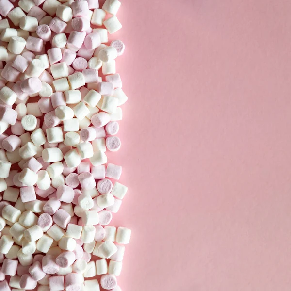 분홍색 과 흰색 미니 마시멜로의 배경 또는 텍스처 텍스트를 위한 여유 공간 이 있는 핑크 색 배경 — 스톡 사진