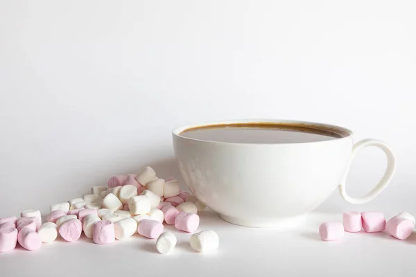 加咖啡或热巧克力的棉花糖，白色背景，甜食背景 — 图库照片