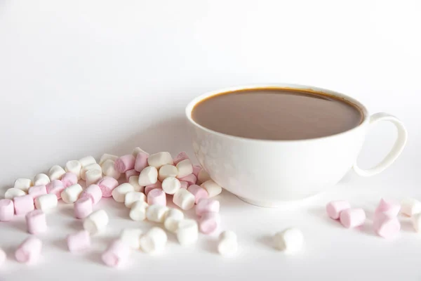 Guimauve avec café ou chocolat chaud sur fond blanc, fond d'aliments sucrés — Photo