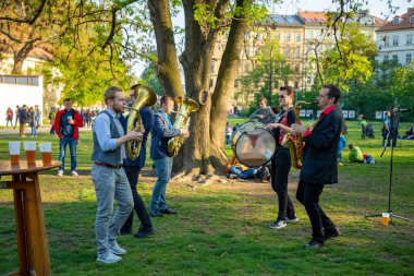 Prag, Çek Cumhuriyeti - 30.04.2019: İnsanlar geleneksel Walpurgis bayramını, cadı yakma ve bahar karşılama törenini, Prag, Çek Cumhuriyeti