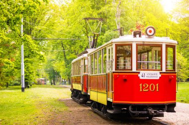Prag, Çek Cumhuriyeti - 30.04.2019: Güneşli bahar gününde yeşil caddede Retro tramvay, Prag, Çek Cumhuriyeti
