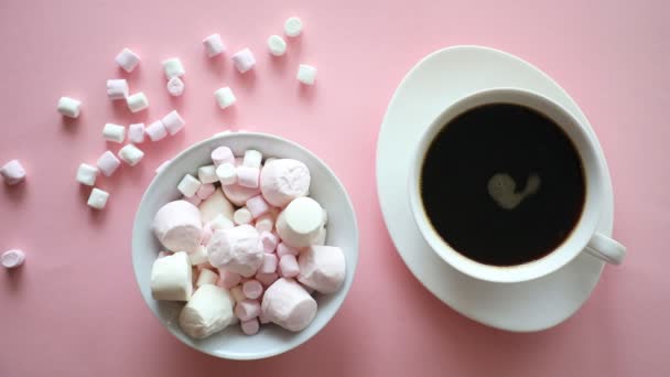 Marshmallow med kaffe eller varm choklad på en rosa bakgrund, söt mat bakgrund — Stockvideo