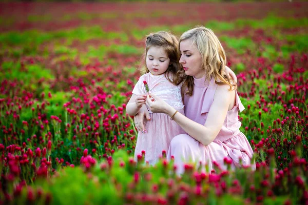 Güzel Gülümseyen Bir Kız Aile Babası Genç Bir Anne Gün — Stok fotoğraf