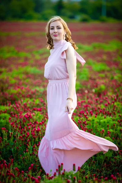 Jovem Mulher Vestido Rosa Campo Trevo Vermelho Hora Pôr Sol — Fotografia de Stock