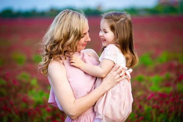 Vackra Leende Barn Flicka Med Ung Mor Familjen Titta Kläder — Stockfoto