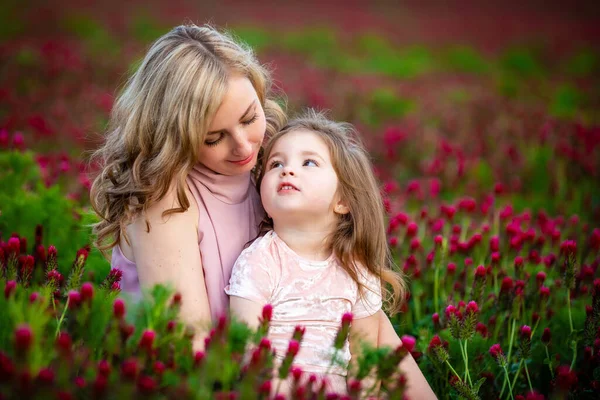 Bella Bambina Sorridente Con Giovane Madre Famiglia Guarda Vestiti Nel — Foto Stock