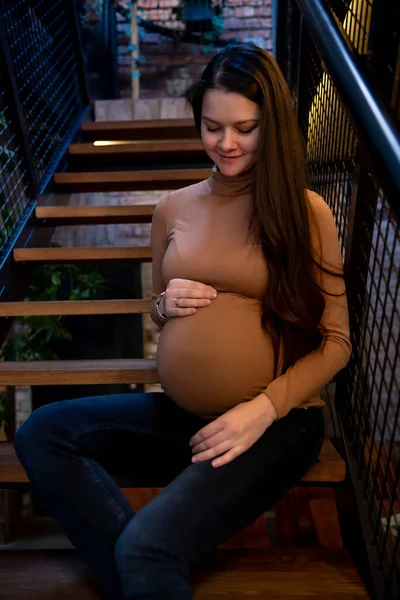 Gravid Kvinna Sitter Trappan Inne Mörk Byggnad — Stockfoto