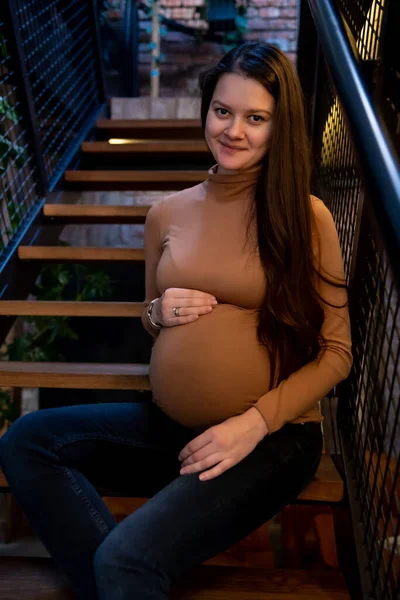 Mujer Embarazada Sentada Escalera Dentro Edificio Oscuro —  Fotos de Stock