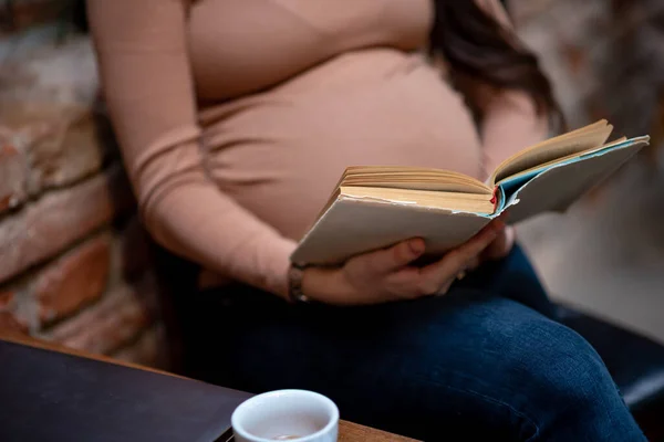 Schwangere Liest Café Das Alte Buch Freizeitaktivität — Stockfoto