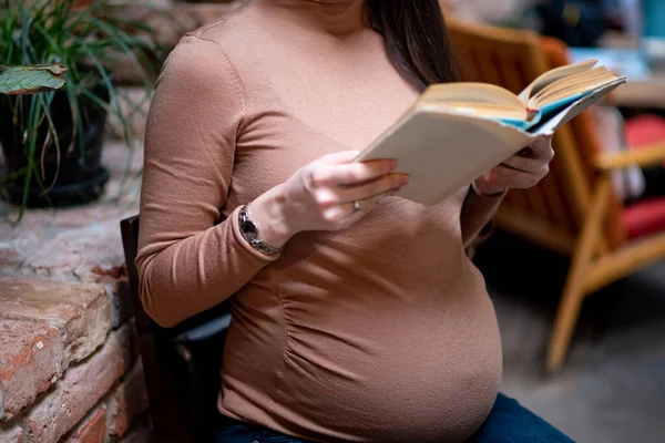 Gravid Kvinna Läser Den Gamla Boken Inne Café Fritid — Stockfoto