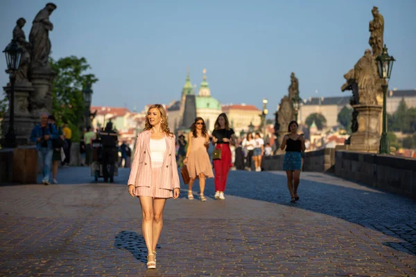 Praga Republika Czeska 2019 Młoda Blondynka Spaceruje Mostie Karola Pradze — Zdjęcie stockowe