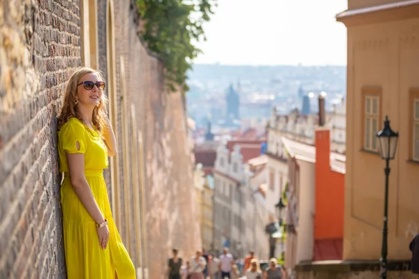 Młoda Blondynka Zwiedzanie Starego Miasta Pragi Słoneczny Dzień Republice Czeskiej — Zdjęcie stockowe