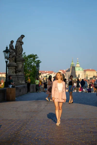 Prague Czech Republic 2019 Young Blonde Woman Walks Charles Bridge — Stock Photo, Image
