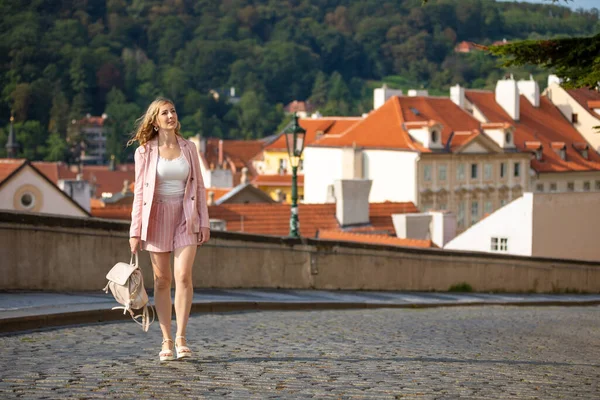 Młoda Blondynka Zwiedzanie Starego Miasta Pragi Słoneczny Dzień Republice Czeskiej — Zdjęcie stockowe