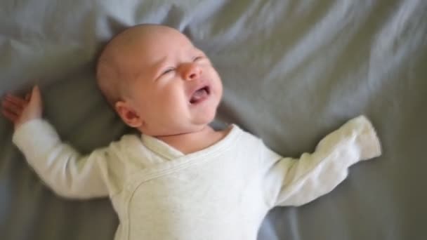 Potret Bayi Cantik Yang Menangis Atas Selimut Abu Abu — Stok Video