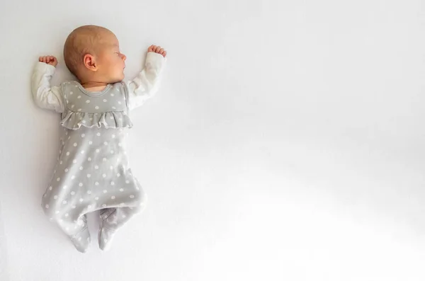 Retrato Cerca Una Hermosa Bebé Recién Nacida Sobre Fondo Blanco — Foto de Stock