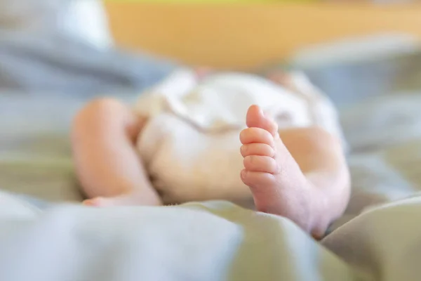 Primer Plano Pie Recién Nacido Del Bebé Acostado Cama — Foto de Stock