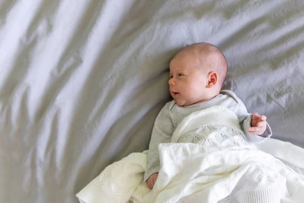 Retrato Cerca Hermoso Bebé Mes Sobre Una Manta Gris Cama — Foto de Stock